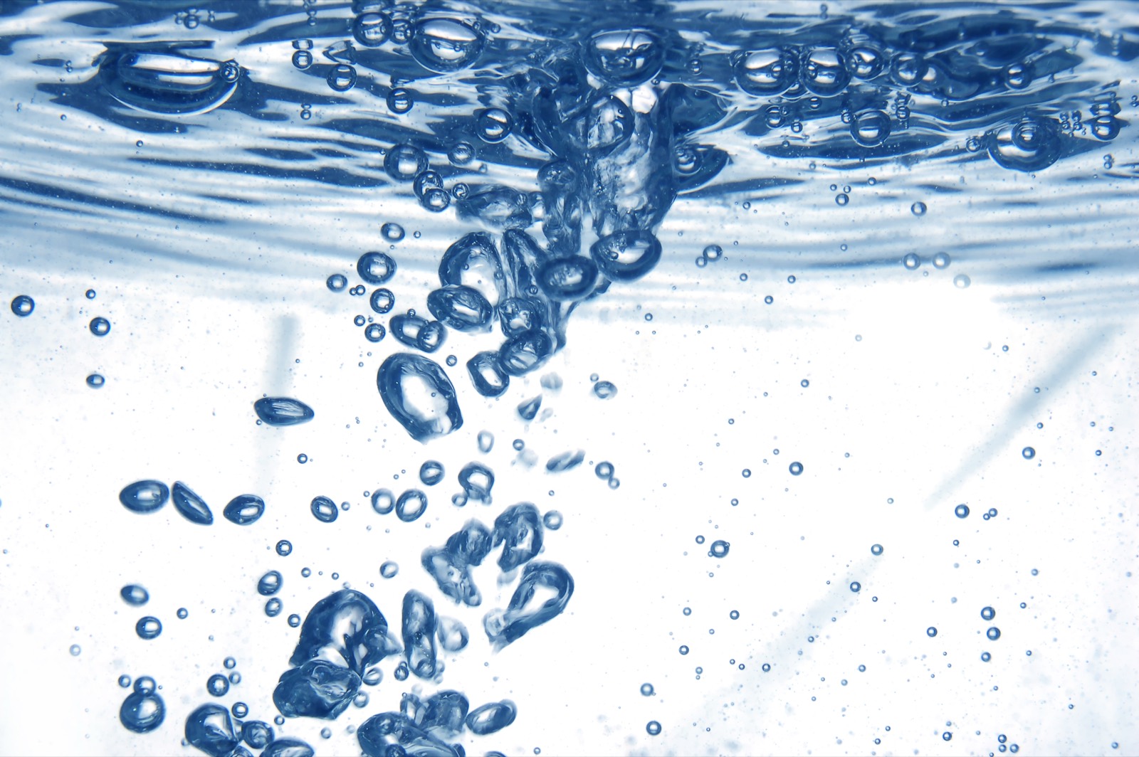 Acqua ossigenata in movimento, con bolle di ossigeno attivo